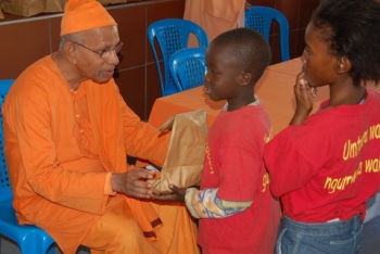 Swami Smarananandaji Maharaj with Black children of the Ramakrishna Abalindi Home which takes care of the HIV/AIDS affected Black children